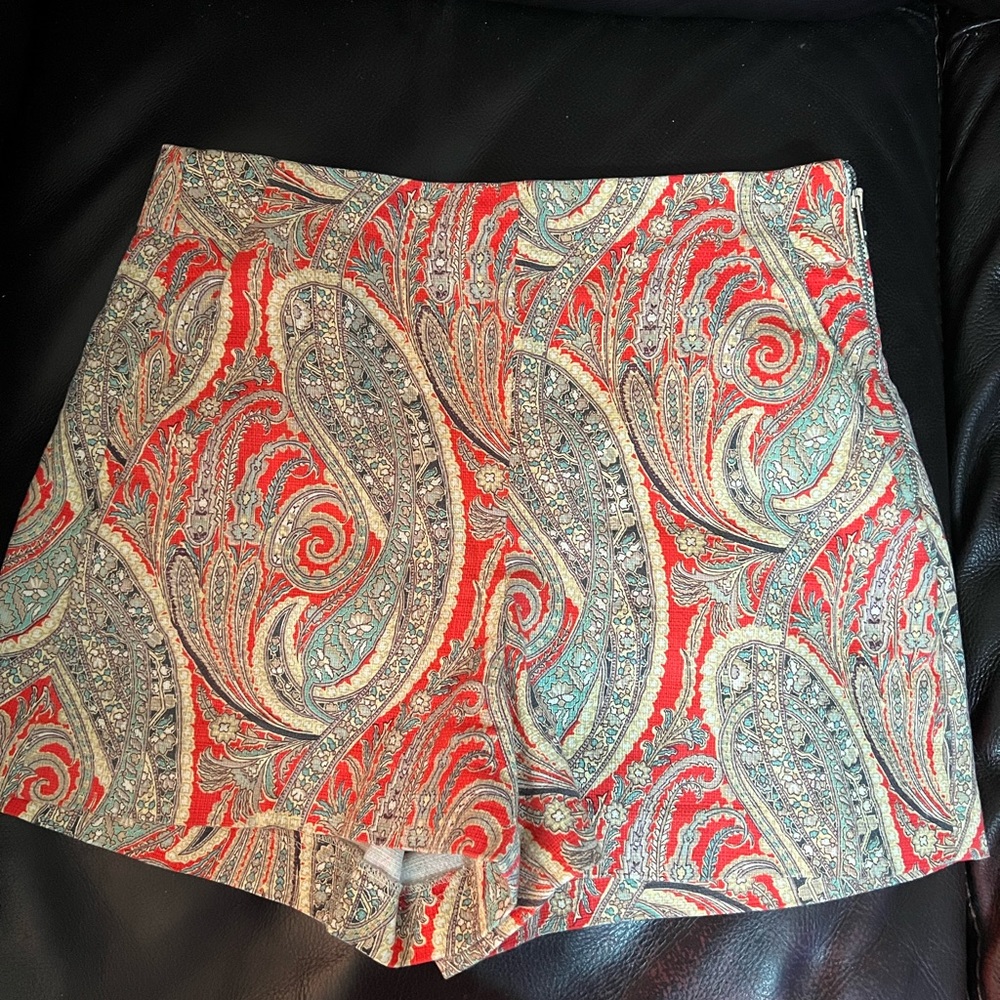 ZARA WOMAN print short size S